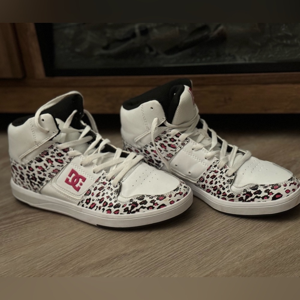 DC Cure Women’s High Top Sneakers size 9. EUC. Worn once.